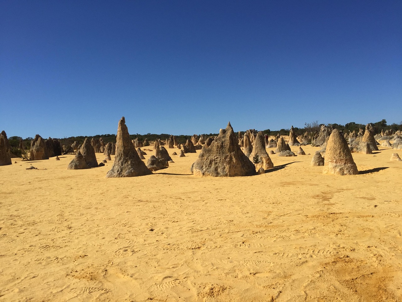 Australia the-pinnacles-2676174_1280